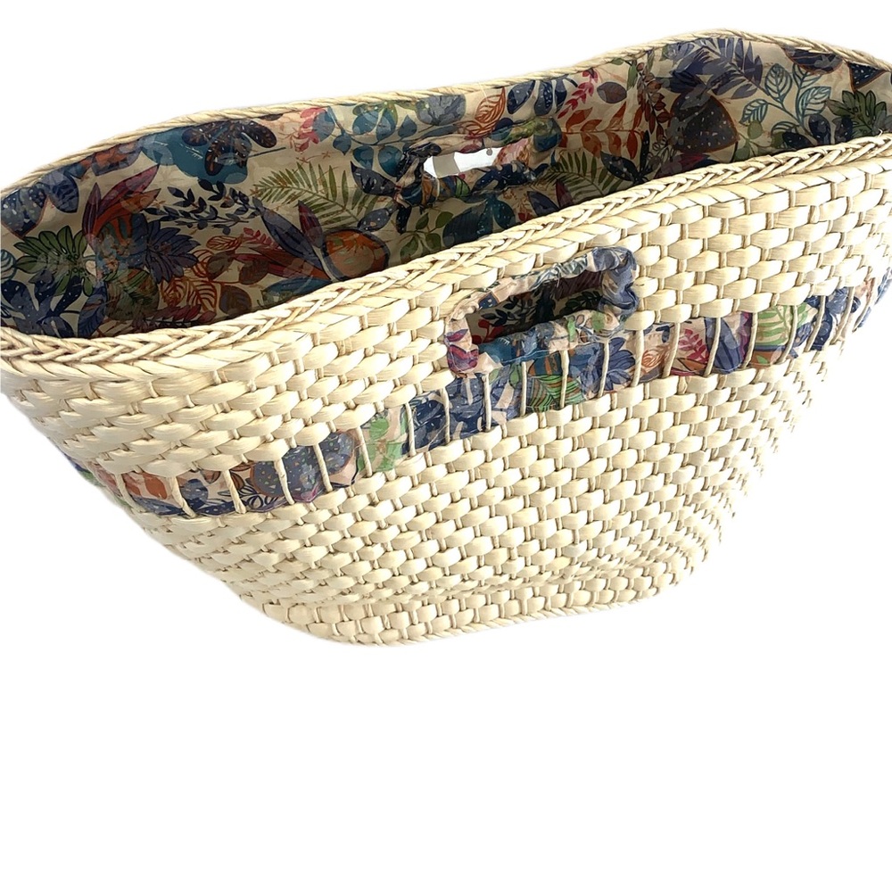 Great summer straw bag with front bow NWT